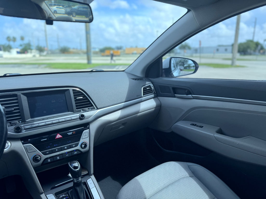 🚗 2017 Hyundai Elantra – 99,585 millas - $9,190