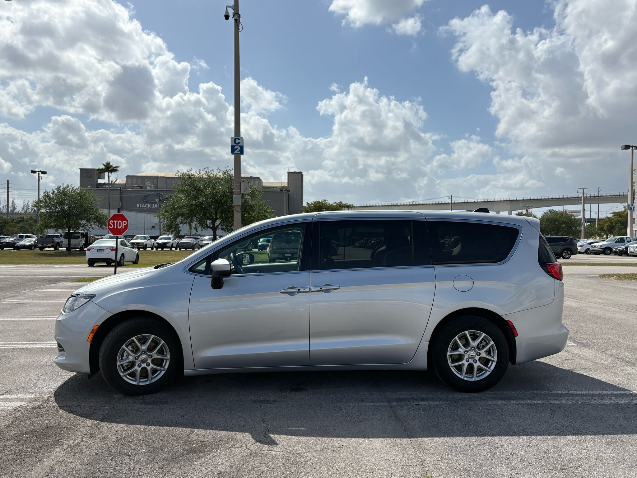 🚐 2023 Chrysler Voyager – 71,476 millas
