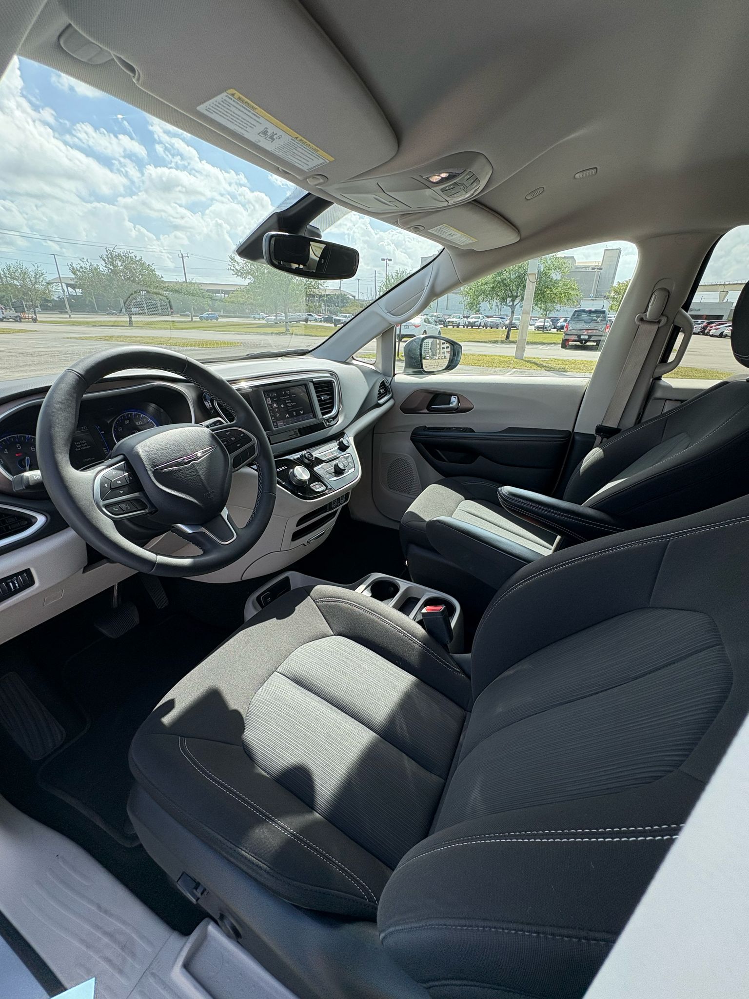 🚐 2023 Chrysler Voyager – 71,476 millas