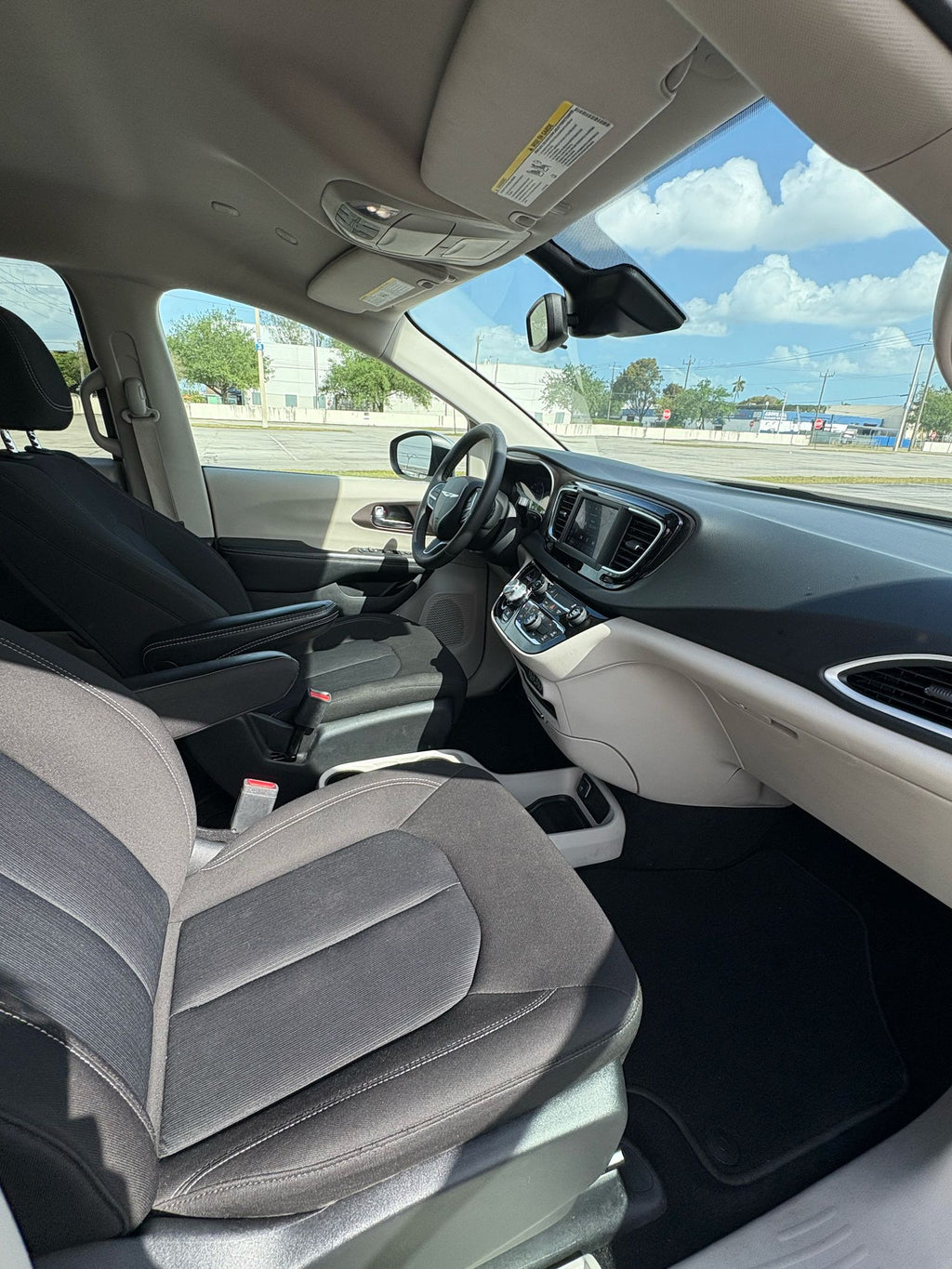 🚐 2023 Chrysler Voyager – 71,476 millas