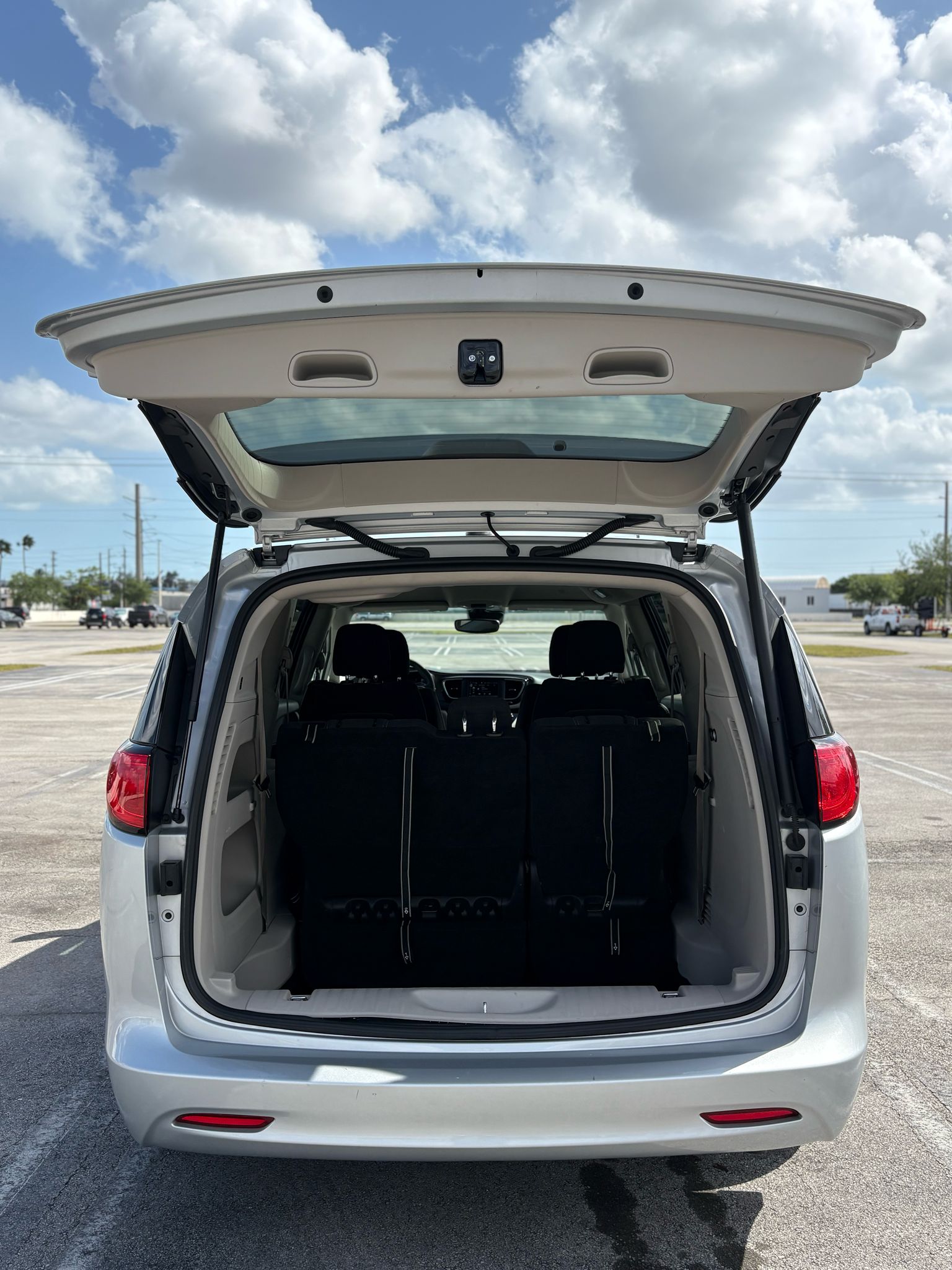 🚐 2023 Chrysler Voyager – 71,476 millas