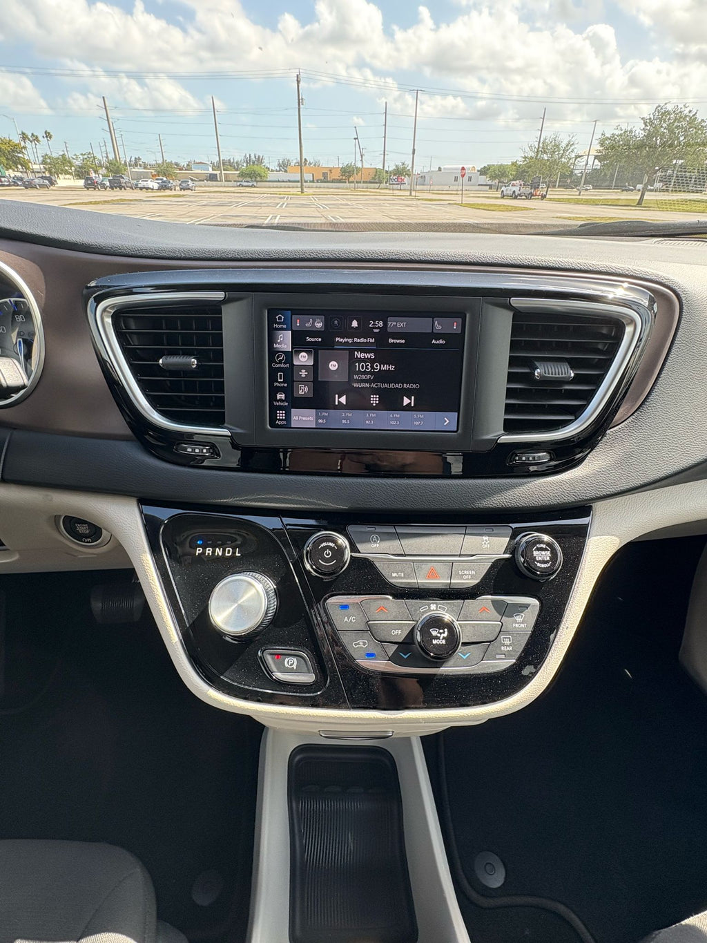 🚐 2023 Chrysler Voyager – 71,476 millas